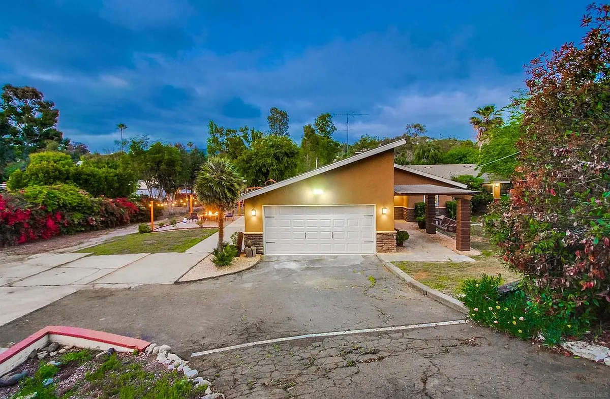 Building Photo - 1566 La Vine Ln