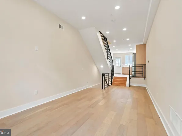 2440 E Harold St, Philadelphia, PA 19125