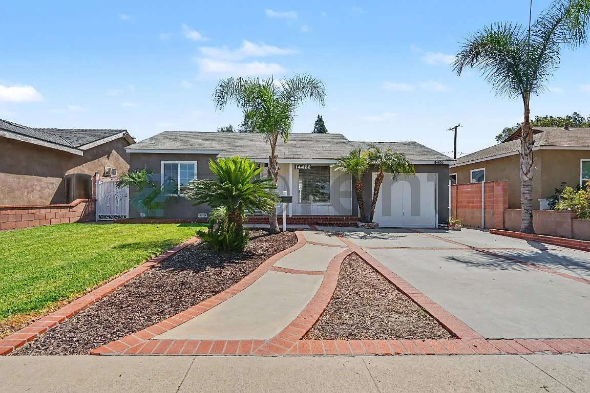 3 bed, 900 sqft, $3,200 — Photo 1