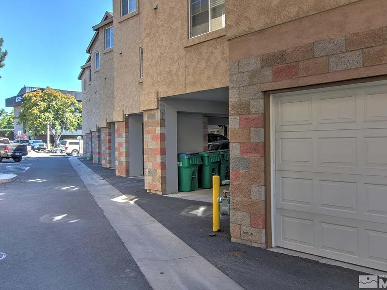 421 Holcomb Ave — Photo 2