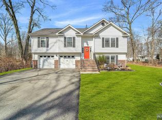 52 Beechwood Dr, Hillsdale, NJ 07642