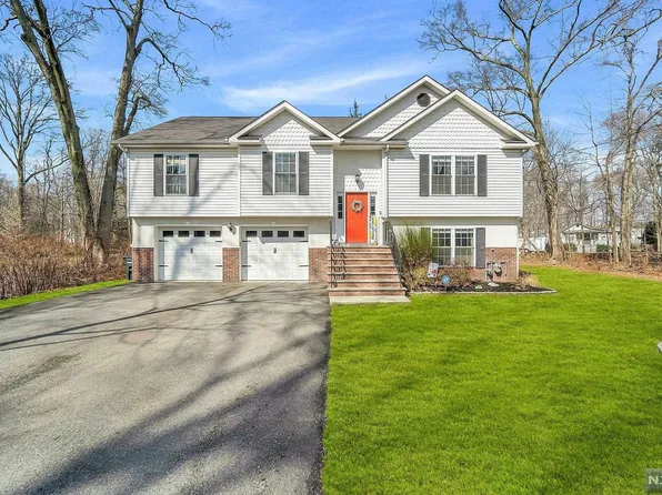 52 Beechwood Dr, Hillsdale, NJ 07642