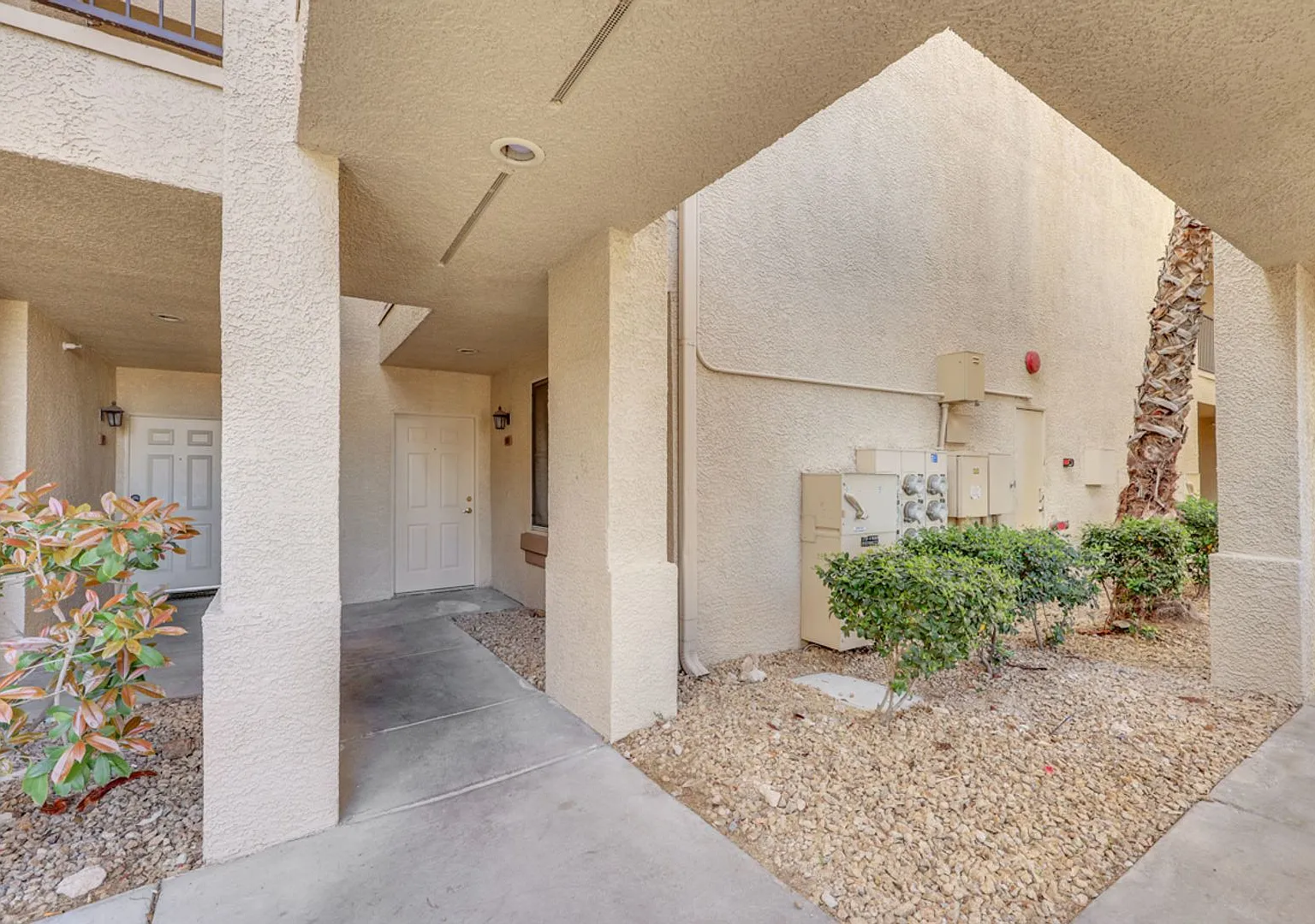 Beautiful 1st Floor Condo In Fantastic Sw Location! — Photo 2
