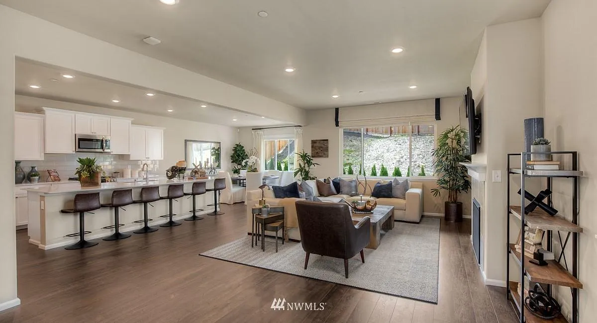 4 bed, 2.5 bath, 2501 sqft, $3,195 — Photo 4