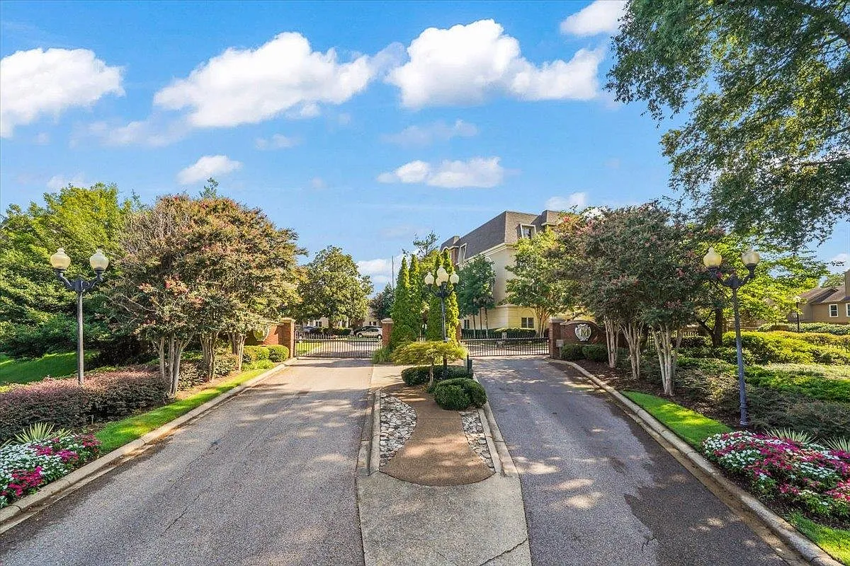 1 bed, 1.0 bath, 820 sqft, $1,800 — Photo 2