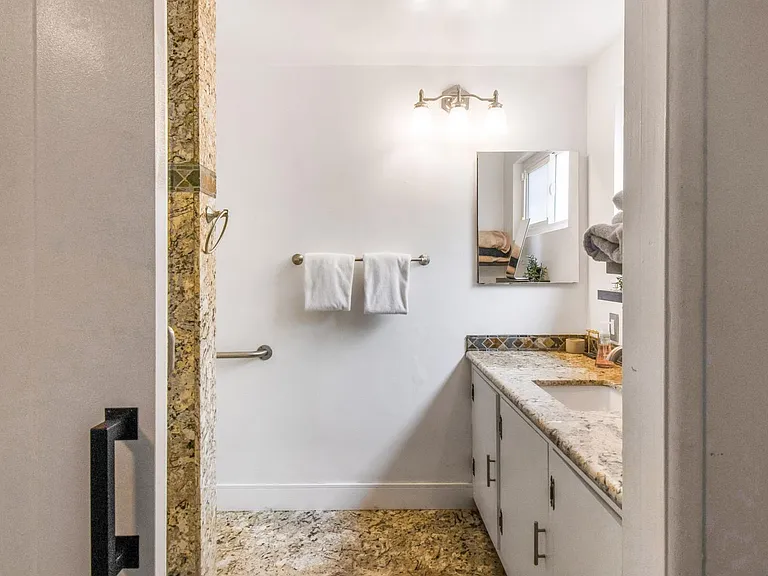 3232 Lewis Ave — Photo 13
