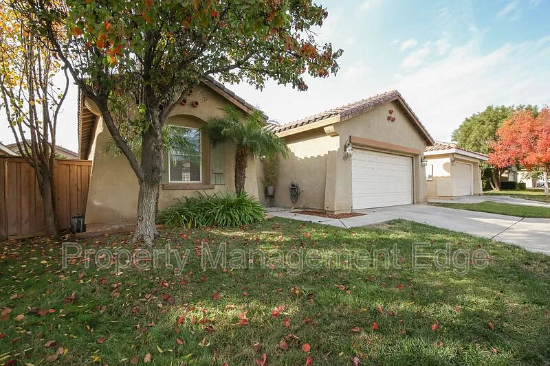 3 bed, 2.0 bath, 1747 sqft, $2,500 — Photo 2