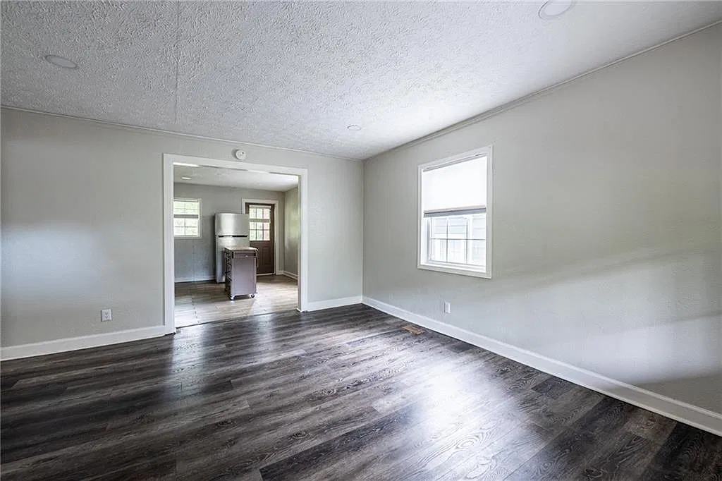 2 bed, 1.0 bath, 2128 sqft, $1,400 — Photo 3
