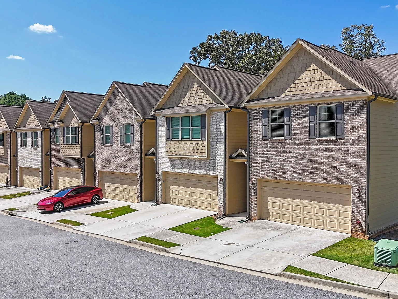 4 bed, 3.5 bath, 2460 sqft, $2,550 — Photo 2