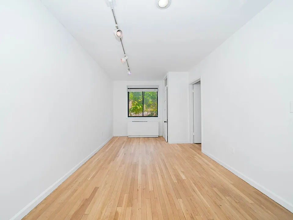 458 W 52nd St #1A