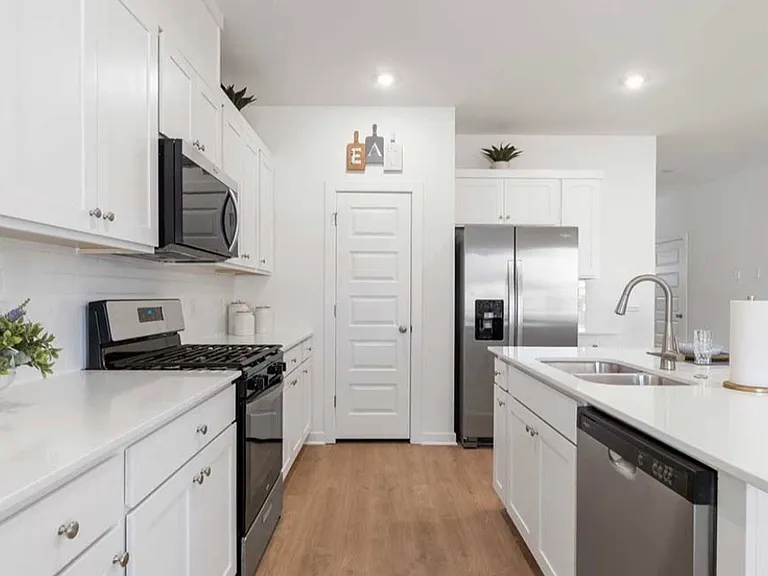 1051 Thornwood Pl — Photo 4