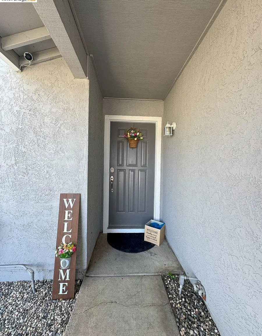 3 bed, 2.0 bath, 1167 sqft, $3,200 — Photo 4