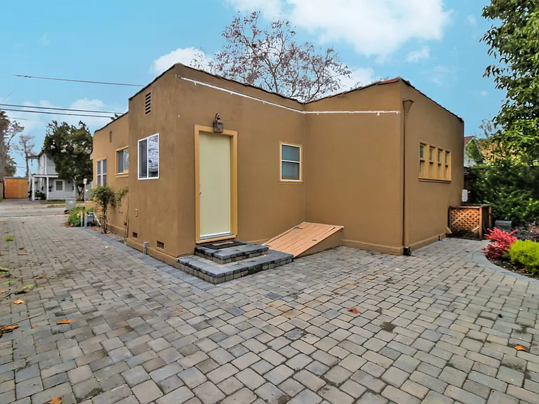 1076 Waco St — Photo 15