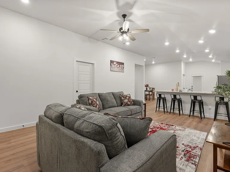 2515 Kenwood Ave — Photo 24