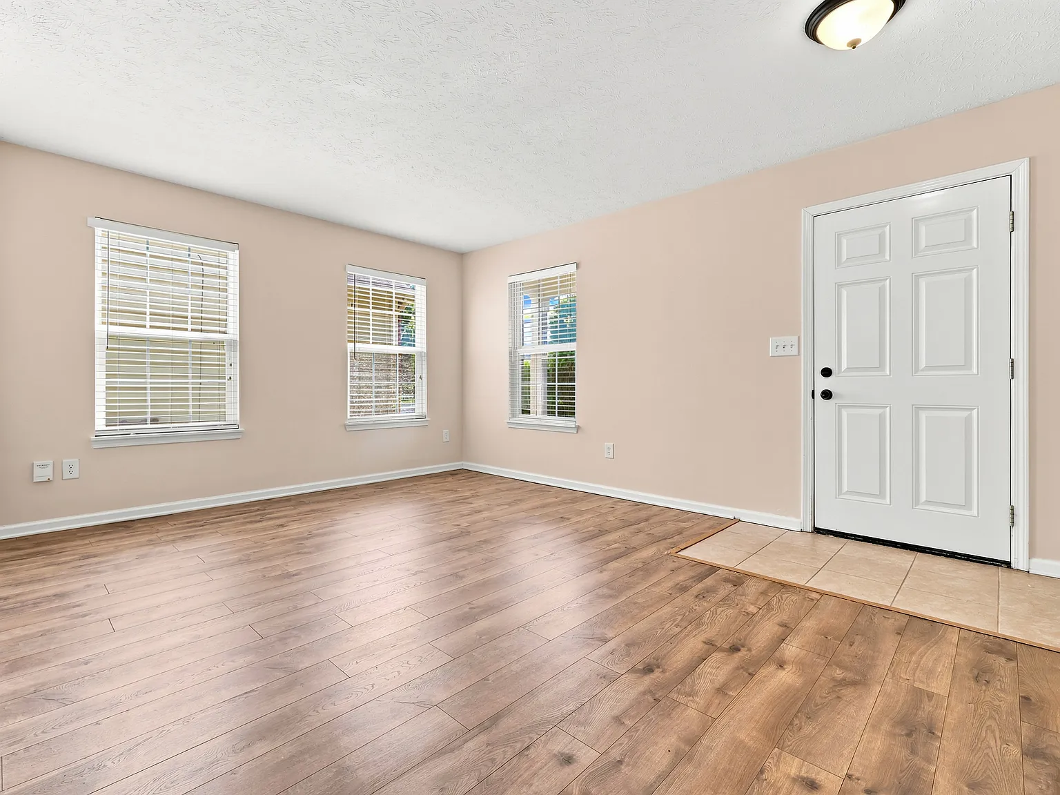 3 bed, 2.5 bath, 2056 sqft, $2,200 — Photo 2