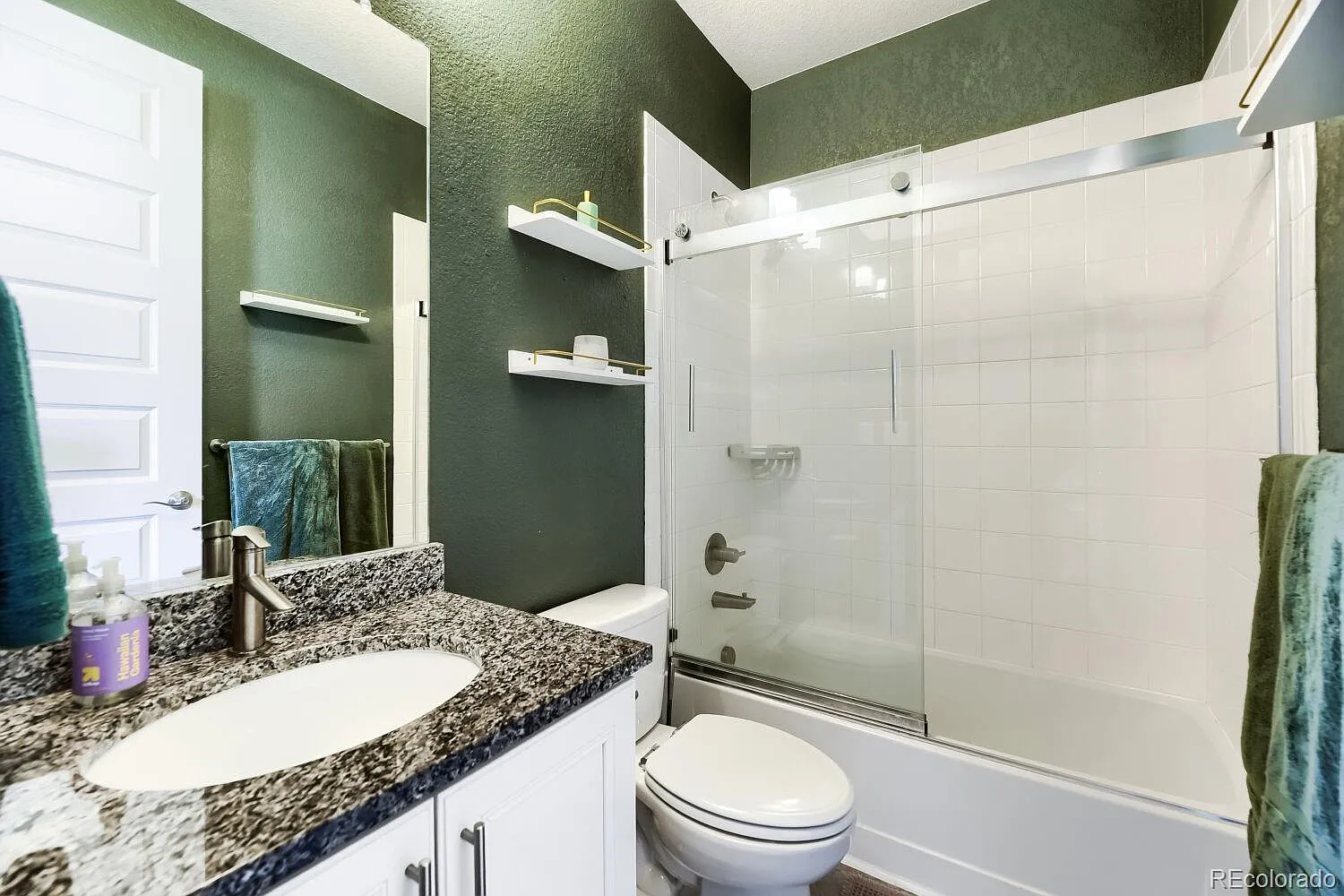 6 bed, 6.5 bath, 6000 sqft, $8,500 — Photo 3