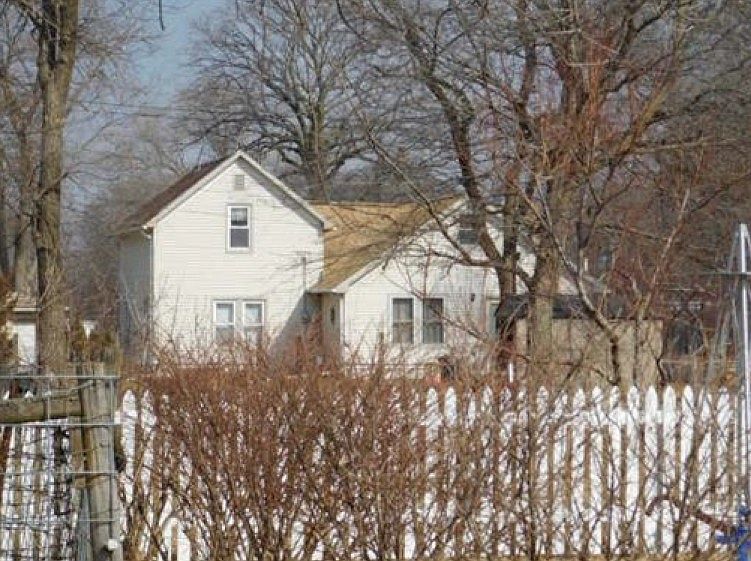 2nd image of 165 Oak St