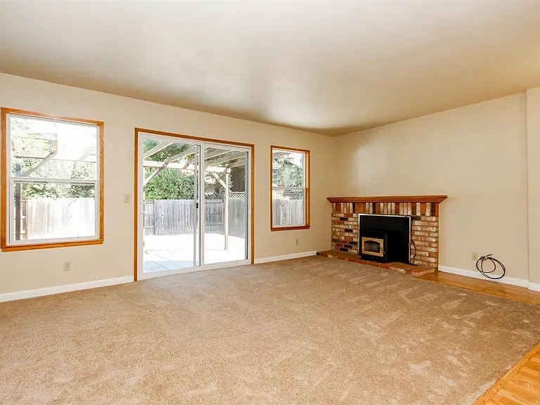 137 Edinburgh Way — Photo 10