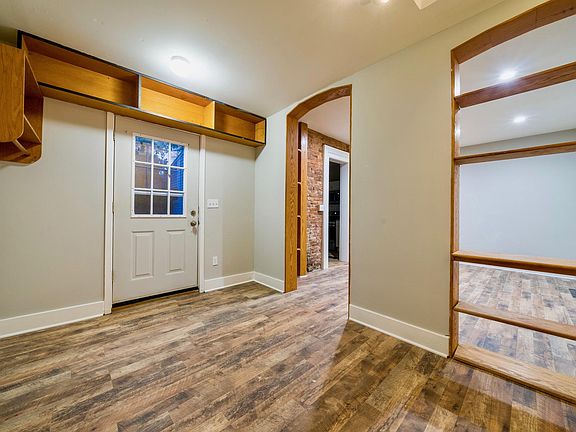 Bonus Area in entrance (office area?)