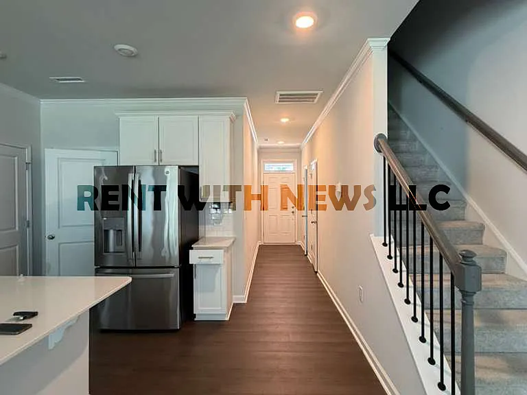282 Paramount Dr — Photo 6