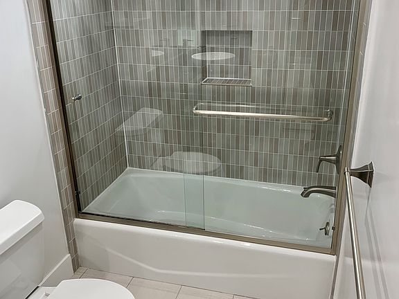 Apartment 20 - Modern Upgraded Bathroom
