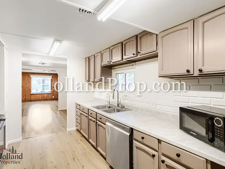 1105 NE Lincoln St — Photo 8