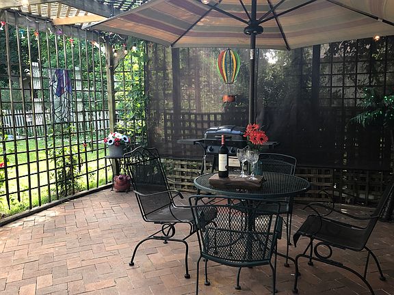 Private Back Patio Pic 2
