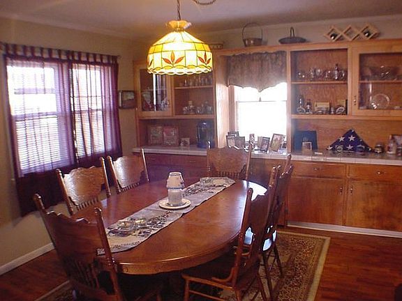 Dinning Room w/Cabinets