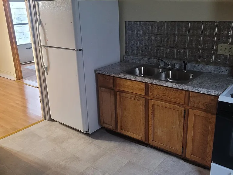 404 Broaddus Ave — Photo 8