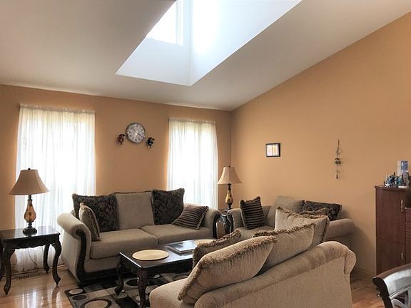 2nd image of 2135 Horncastle Ln