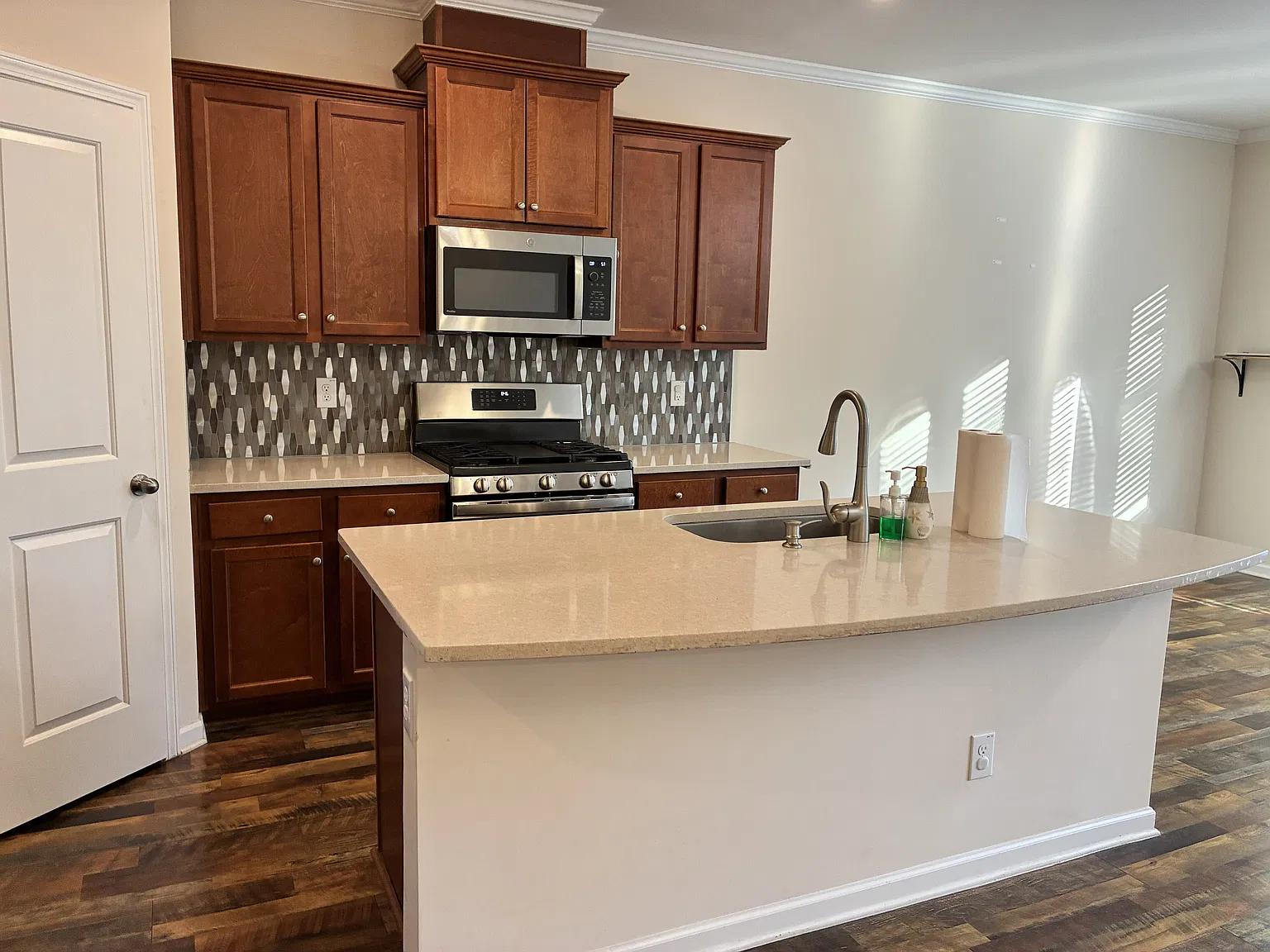 3 bed, 3.5 bath, 2174 sqft, $2,150 — Photo 3