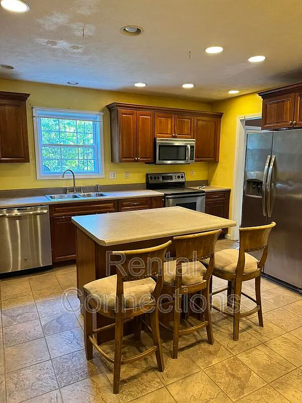 4 bed, 3.0 bath, $2,300 — Photo 4