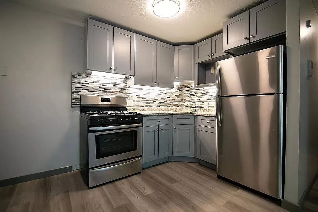 3 bed, 800 sqft, $1,950 — Photo 1