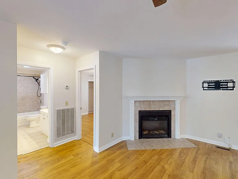 424 Eisenhower Dr — Photo 15
