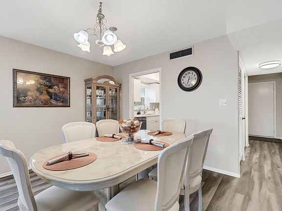 5th image of 1012 Pearce Dr Unit 206