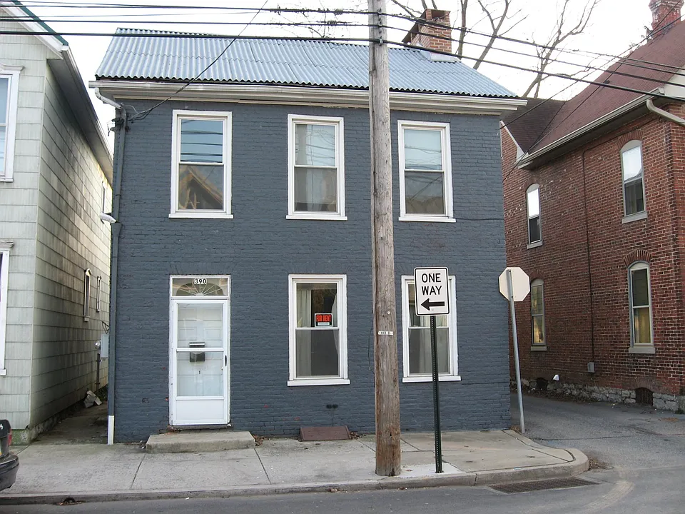 390 E Queen St #2