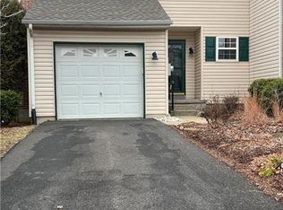 6885 Hunt Dr, Macungie, PA 18062