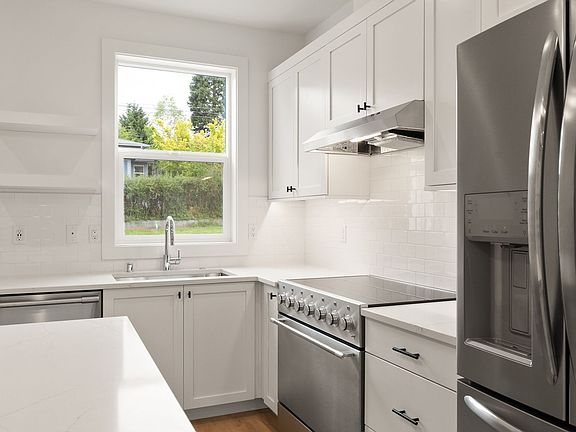 4th image of 4047 NE 56th St Unit B