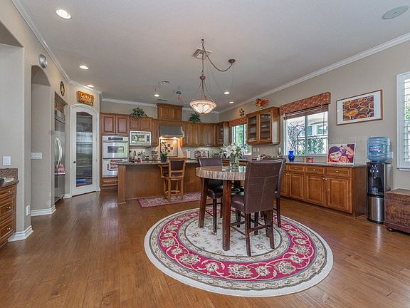 5th image of 1045 Hawthorne Creek Dr
