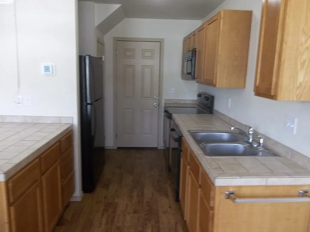 3 bed, 2.5 bath, 1276 sqft, $1,500 — Photo 3