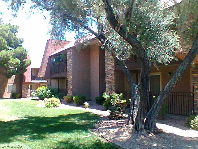 2 bed, 1.0 bath, 816 sqft, $1,100 — Photo 2