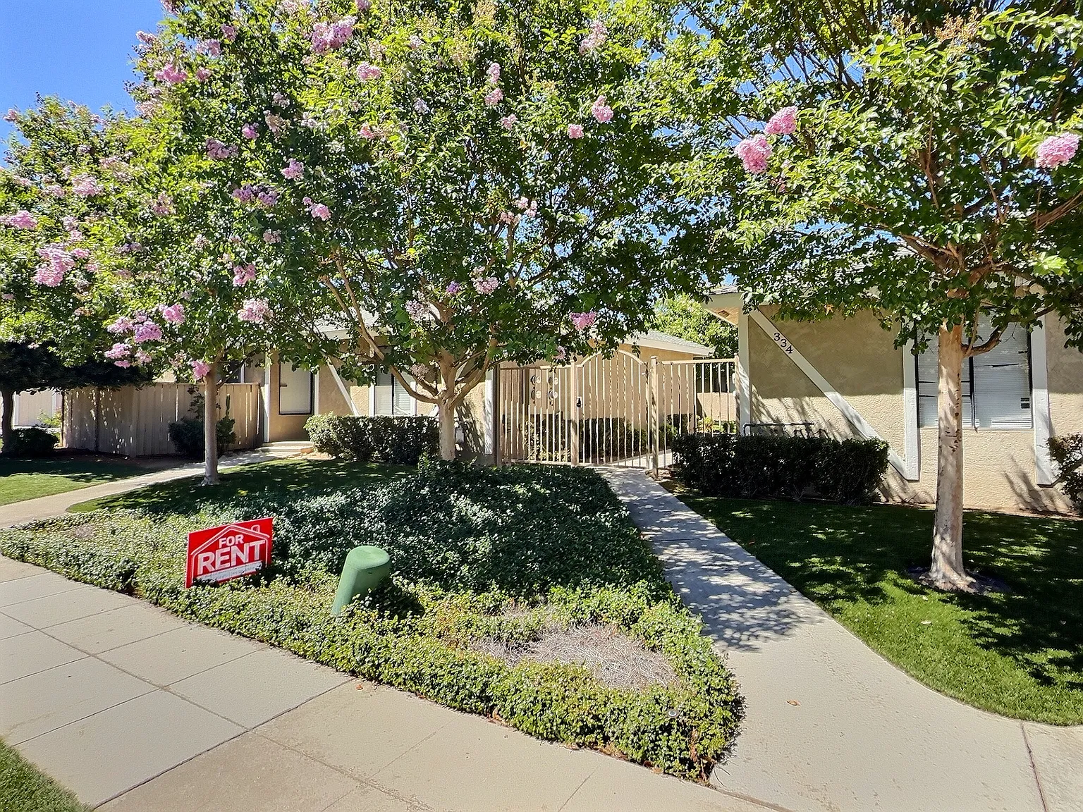 3 bed, 950 sqft, $2,095 — Photo 1
