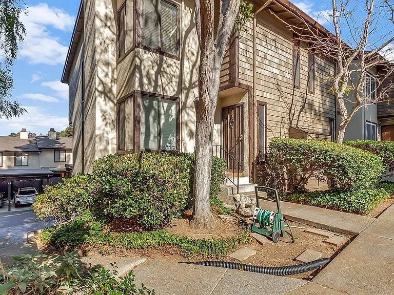 985 Juniper Ct #985 — Photo 19