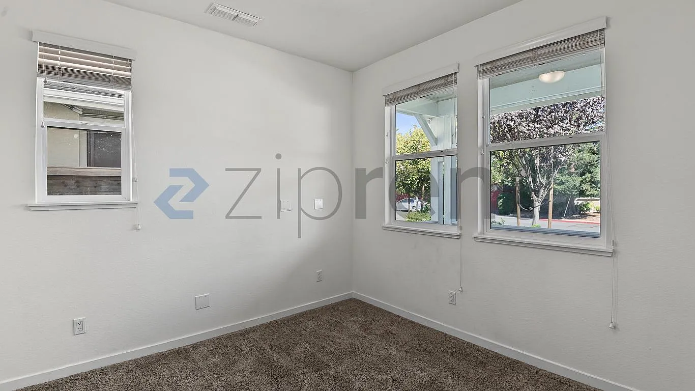 3 bed, 1305 sqft, $3,499 — Photo 4
