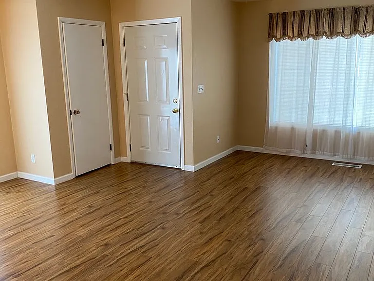 137-Nyssa Duplex — Photo 8