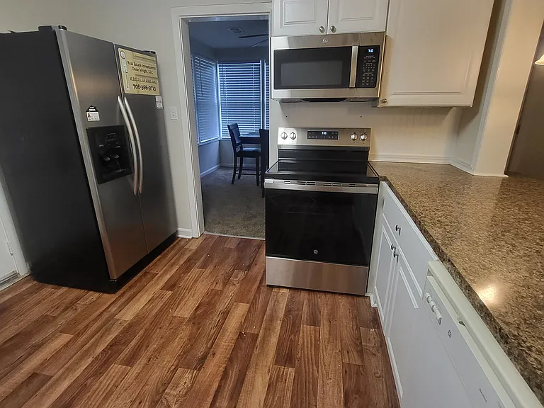 4015 Lakewood Dr — Photo 3