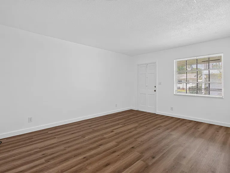 2391 NE 11th Ct — Photo 10