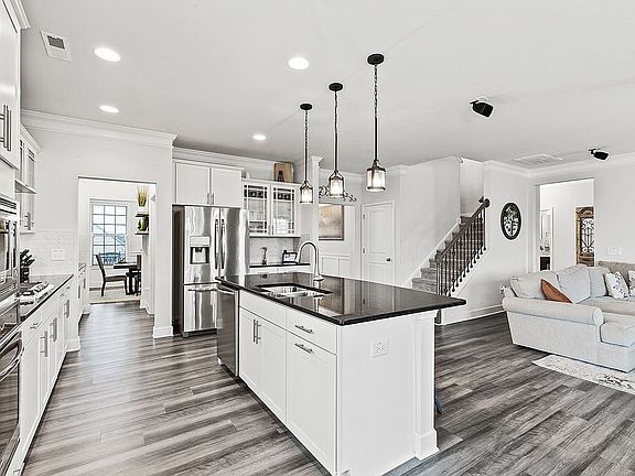 4th image of 132 Windrush Ct