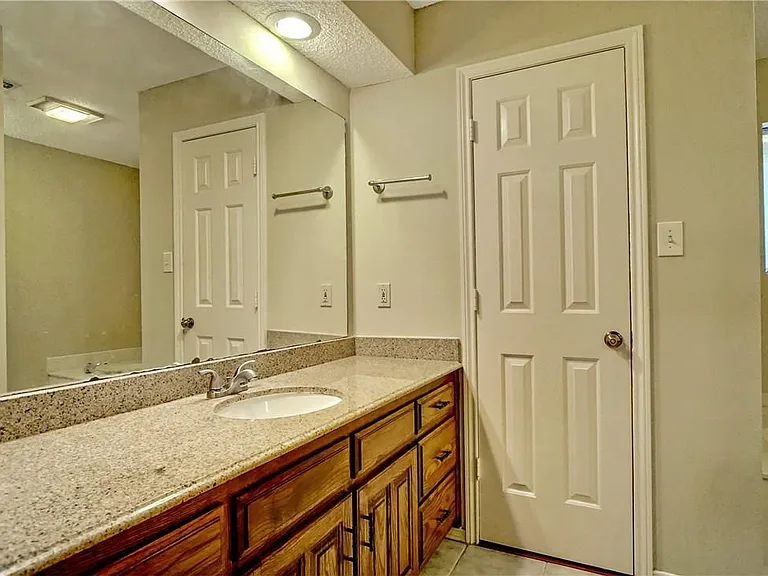 5705 Royal Club Dr — Photo 20