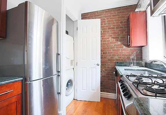 5th image of 107 Christopher St APT 15